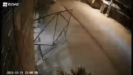 Clip: Không làm chủ được tốc độ, nhóm thanh niên lao như thiêu thân vào nhà dân ven đường, một người bị đánh tới tấp-1