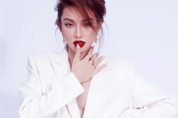 Thùy Tiên bị NTK bóc mặc ngược váy khi xuất hiện tại sự kiện Thái Lan-11