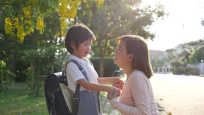 Có một hành vi của trẻ khiến 100% phụ huynh cuống cuồng tìm cách thay đổi, nghe chuyên gia giải thích mới thấy SAI QUÁ SAI-1