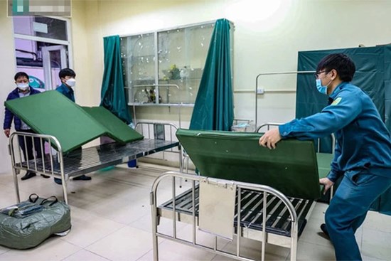 F0 tăng cao, Hà Nội gấp rút dựng trạm y tế lưu động giữa ‘đất vàng phố cổ’