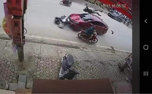 Tai nạn liên hoàn, 1 người đàn ông bị hất văng lên không trung, xe máy nằm la liệt-1