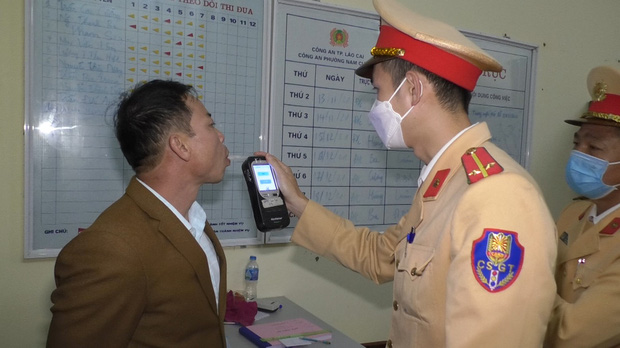 Tai nạn liên hoàn, 1 người đàn ông bị hất văng lên không trung, xe máy nằm la liệt-3