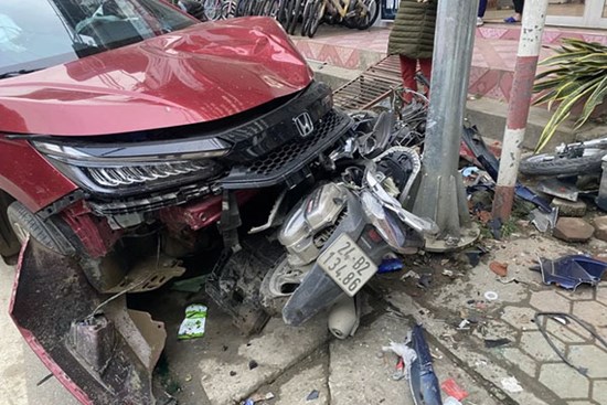 Tai nạn liên hoàn, 1 người đàn ông bị hất văng lên không trung, xe máy nằm la liệt