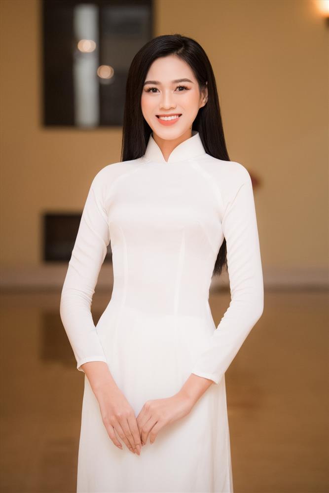 Hoa hậu Đỗ Hà lộ nội y kém duyên khi mặc áo dài, hớ hênh từ trong nước đến quốc tế thế này!-6