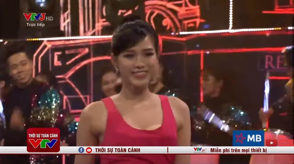 Hoa hậu Đỗ Hà lộ nội y kém duyên khi mặc áo dài, hớ hênh từ trong nước đến quốc tế thế này!-9