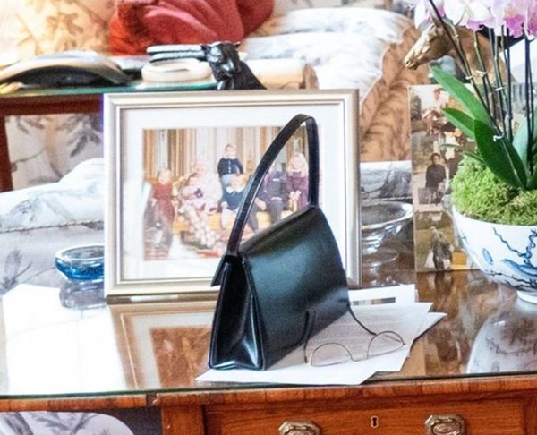 Thấy hành động phá hoại của Hoàng tử George trước mặt bao người, Nữ hoàng Anh có phản ứng gây bão MXH-6