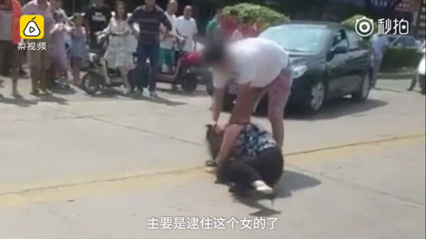 Đi cặp bồ với chồng người khác, người phụ nữ không ngờ có một ngày bị con của bồ đối xử thế này-1