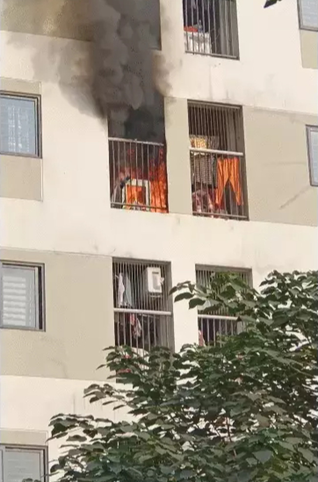 Hà Nội: Máy giặt bốc cháy ở chung cư Linh Đàm, khói đen bao trùm nhiều căn hộ tầng trên khiến cư dân hoảng hốt-1