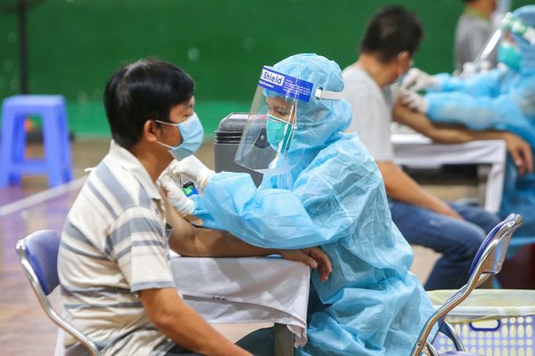 Ngày 14/12, Hà Nội tròn 900 ca mắc Covid-19 mới, trong đó 315 ca ngoài cộng đồng-2