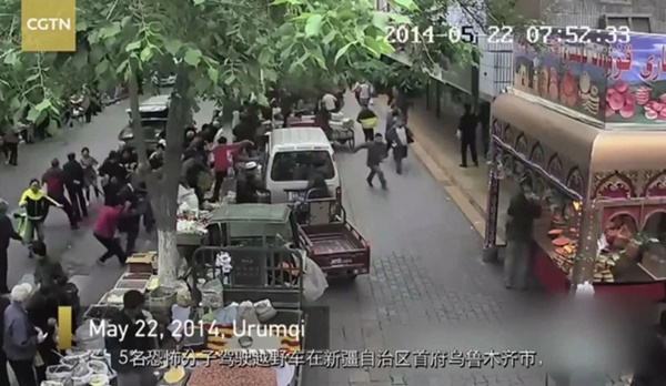 Trung Quốc công bố cảnh tượng kinh hoàng ở Tân Cương: Phóng hỏa, đâm xe như phim hành động-2