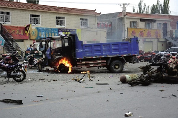 Trung Quốc công bố cảnh tượng kinh hoàng ở Tân Cương: Phóng hỏa, đâm xe như phim hành động-3