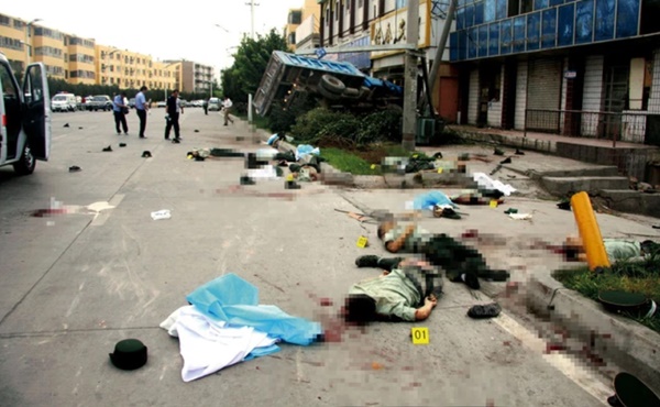 Trung Quốc công bố cảnh tượng kinh hoàng ở Tân Cương: Phóng hỏa, đâm xe như phim hành động-4