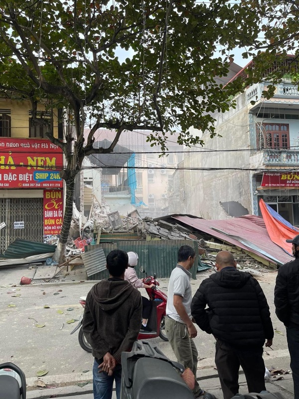 Clip mới nhất vụ đào móng xây nhà làm sập nhà hàng xóm ở Lào Cai: Chủ ngôi nhà đang xây có động thái sau sự cố-3