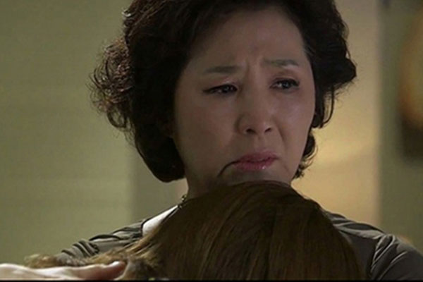 Bế cháu để con dâu ăn trước, tới lúc dùng bữa, mẹ chồng tủi thân bật khóc vì thấy cảnh này-1