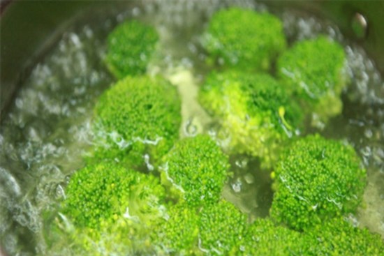 Muốn luộc rau xanh rì, giòn ngon và giữ được vitamin thì mẹ đảm thêm thìa nước này vào, chứ đậy hay mở vung như lâu nay vẫn làm xưa rồi