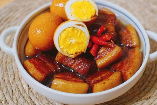 Kho thịt bằng nước nóng hay lạnh: Hóa ra lâu nay nhiều chị em đã làm sai