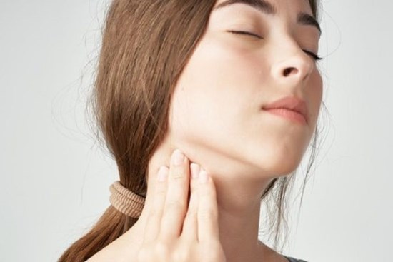 Người sắp bị ung thư thường có 3 dấu hiệu lạ ở cổ, có dù chỉ 1 bạn cũng cần đi khám khẩn cấp