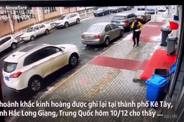Khoảnh khắc băng rơi từ tầng 8 ‘hạ đo ván’ người đi đường