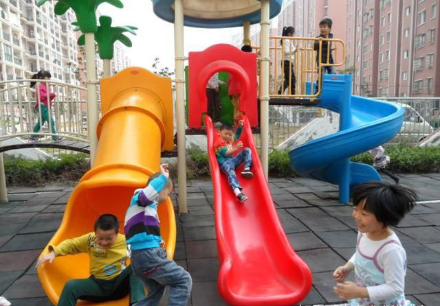 Cậu bé suýt bị treo cổ khi chơi cầu trượt trong tình huống không ai ngờ tới-3