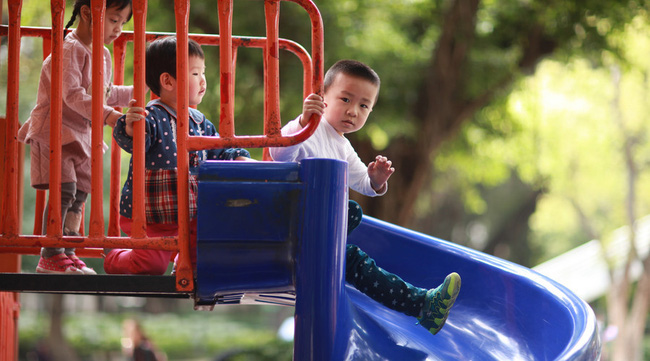 Cậu bé suýt bị treo cổ khi chơi cầu trượt trong tình huống không ai ngờ tới-4