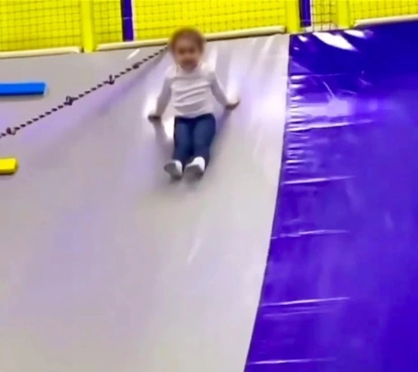 Giơ điện thoại ghi lại khoảnh khắc con chơi trong công viên giải trí, mẹ vô tình quay cảnh con bị siết cổ vì thứ không ngờ tới-2