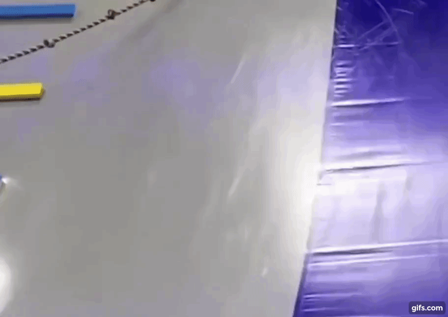 Giơ điện thoại ghi lại khoảnh khắc con chơi trong công viên giải trí, mẹ vô tình quay cảnh con bị siết cổ vì thứ không ngờ tới-1