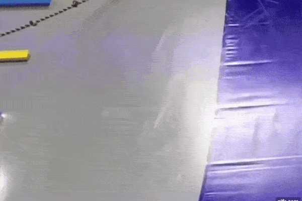 Video: Cầu trượt trong công viên nước bất ngờ đổ sập, 16 người chơi rơi thẳng xuống từ độ cao 10m, thương vong nặng nề-3