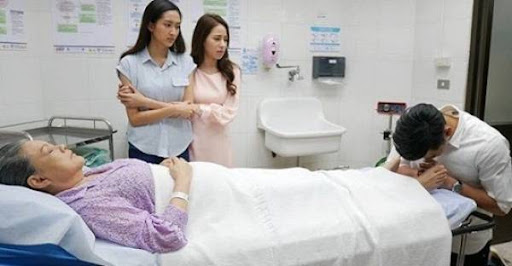 Mẹ bị liệt, con cái thản nhiên đi du lịch không quan tâm để rồi bà cay đắng nói: Đây là quả báo của tôi!-2