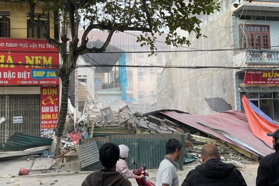 Chủ công trình đào móng làm sập nhà 3 tầng của hàng xóm: Sẽ xây lại nhà cho nạn nhân