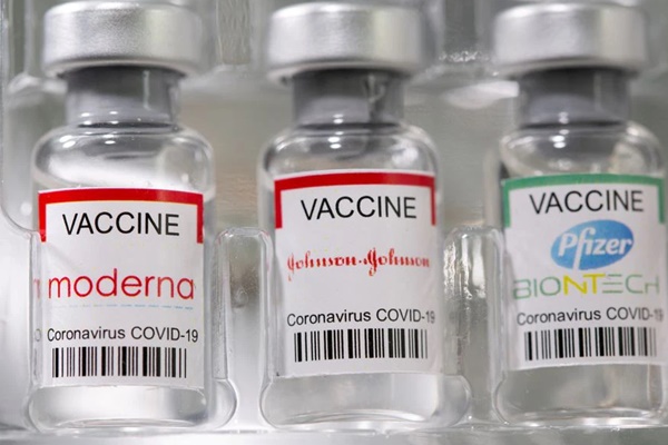 Ba loại vaccine COVID-19 gần như không hiệu quả với biến thể Omicron nếu chỉ tiêm hai liều-1