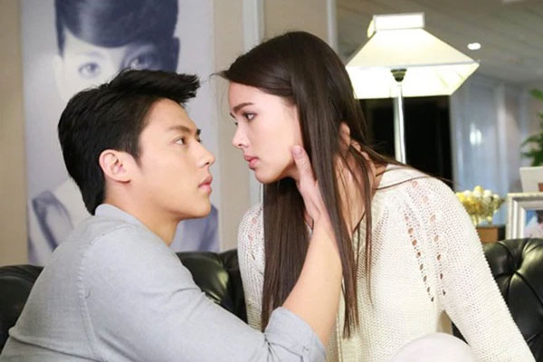 Thấy xe chồng đậu bên ngoài nhà hàng, vợ đến đập cửa thì sửng sốt thấy người ngồi ở ghế phụ, càng sốc khi nhìn thứ trong túi xách người đó-3