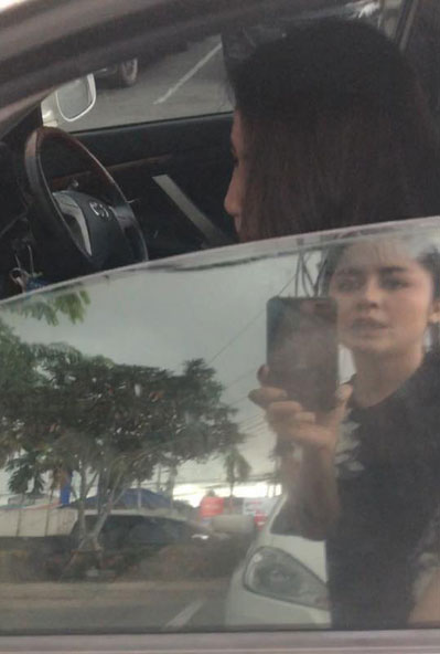 Thấy xe chồng đậu bên ngoài nhà hàng, vợ đến đập cửa thì sửng sốt thấy người ngồi ở ghế phụ, càng sốc khi nhìn thứ trong túi xách người đó-2