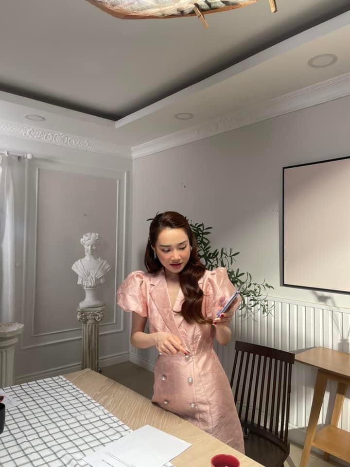 Nhã Phương lộ body mỏng dính, đặc biệt đôi tay que củi-3