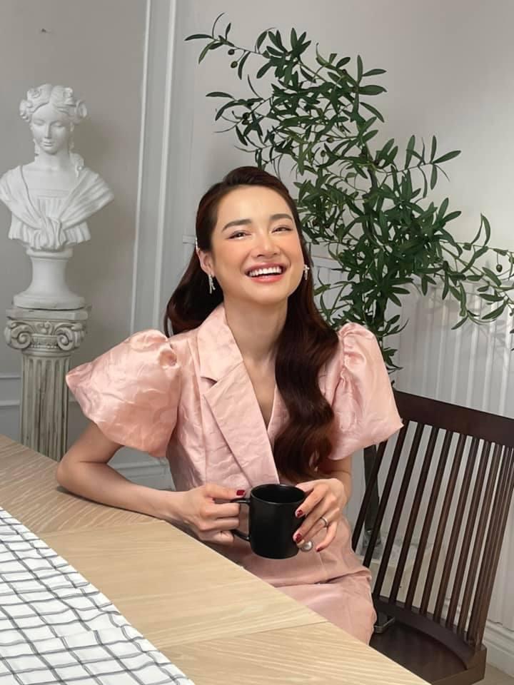 Nhã Phương lộ body mỏng dính, đặc biệt đôi tay que củi-4