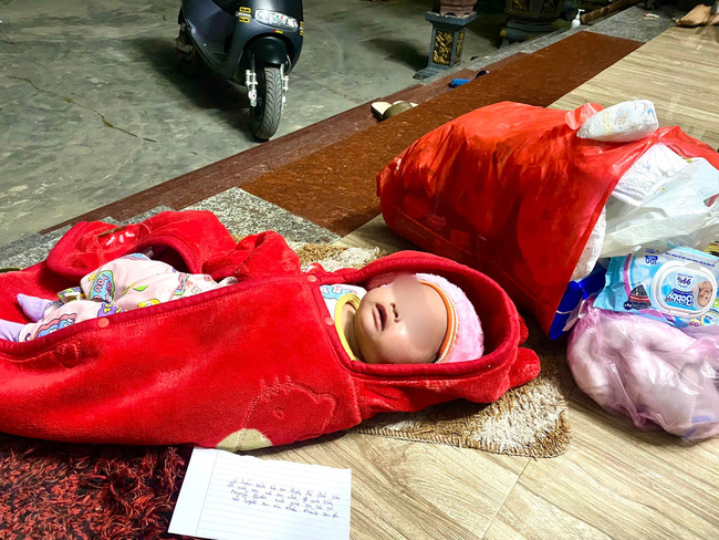 Bé trai kháu khỉnh mới 2 tháng tuổi bị bỏ rơi trong đêm giá lạnh kèm lá thư nhờ nuôi dưỡng-1