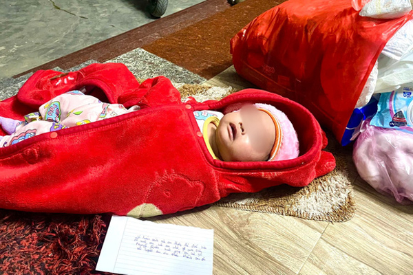 Bé trai sơ sinh bị bỏ rơi bên thùng rác ở ngoại ô TP.HCM-1