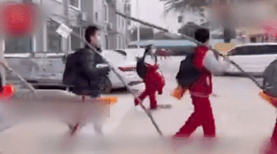 Clip: Khích lệ học sinh có thành tích học tập tốt, cô giáo tặng mỗi trò một cây mía làm quà-1