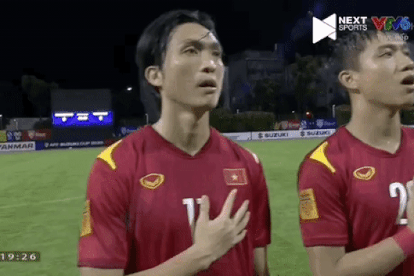 Clip: Xúc động hình ảnh cô bé bán hàng rong được nam thanh niên mặc áo khoác ấm trong ngày đông giá rét-2