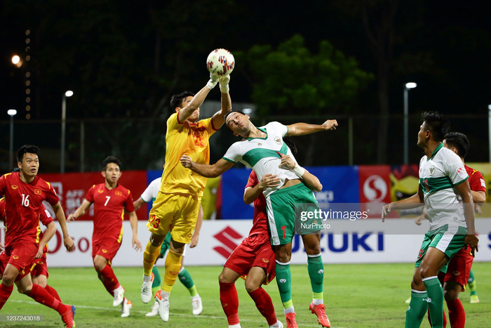 Chùm ảnh: Tuyển Việt Nam chia điểm trước lối đá cực rắn của Indonesia-15