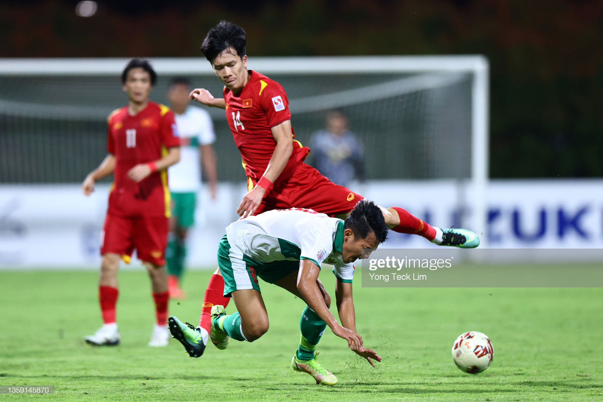 Chùm ảnh: Tuyển Việt Nam chia điểm trước lối đá cực rắn của Indonesia-14