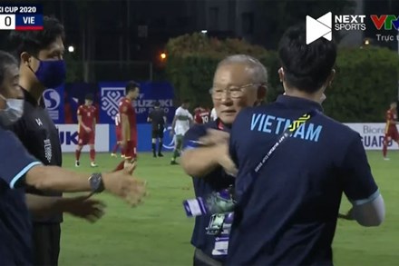 Điều kỳ lạ ở trận Việt Nam vs Indonesia: Thầy Park sắm vai 