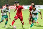 Cầu thủ Indonesia bị đau, trợ lý đội tuyển Việt Nam ghi điểm với hành động cực đẹp-2