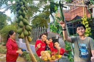 Lê Phương khoe vườn rau xanh mướt của nhà bố mẹ ruột ở Trà Vinh, hai nhóc tỳ thích thú khi được hái trái cây