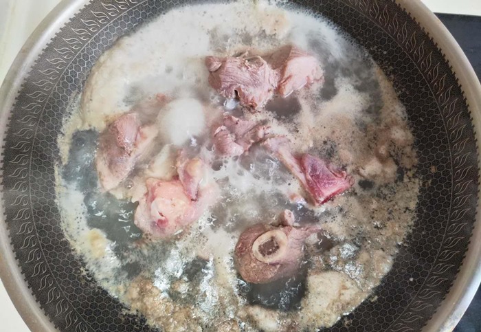 Hầm xương không cho nước trực tiếp, thêm 2 bước, nước canh thơm nức trắng ngần như sữa-2