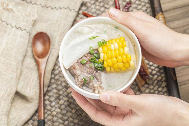 Hầm xương không cho nước trực tiếp, thêm 2 bước, nước canh thơm nức trắng ngần như sữa-5