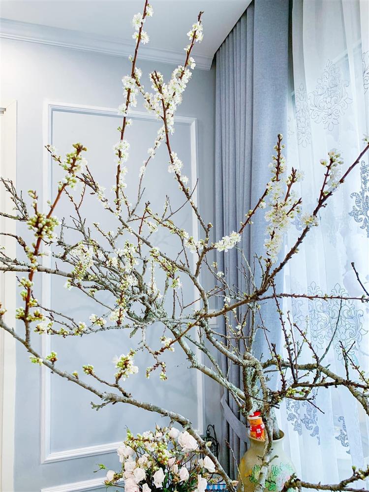 Mua củi khô về cắm, 1 tháng sau nụ bất ngờ trổ bông trắng cành làm nức lòng khách chơi-9