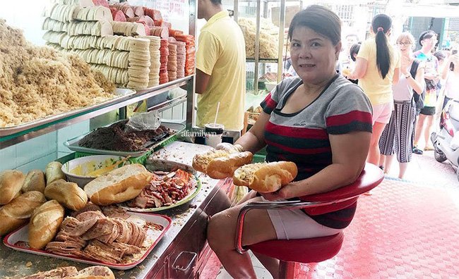 Chân dung bà Huynh và bà Hoa - hai người làm nên tiệm bánh mì nổi tiếng nhất Sài Gòn gây xôn xao vì tin đồn có trà xanh nên xẻ đôi thương hiệu”-1