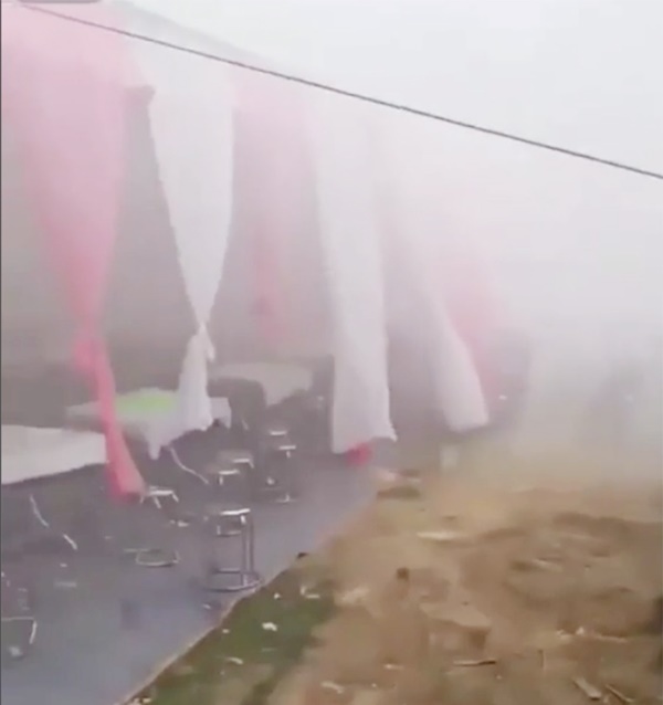 Xôn xao clip bạn gái bỏ đi lấy chồng, nam thanh niên đến đám cưới đốt luôn đống rơm khiến quan khách tháo chạy-1