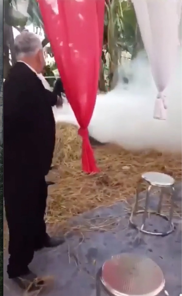 Xôn xao clip bạn gái bỏ đi lấy chồng, nam thanh niên đến đám cưới đốt luôn đống rơm khiến quan khách tháo chạy-3