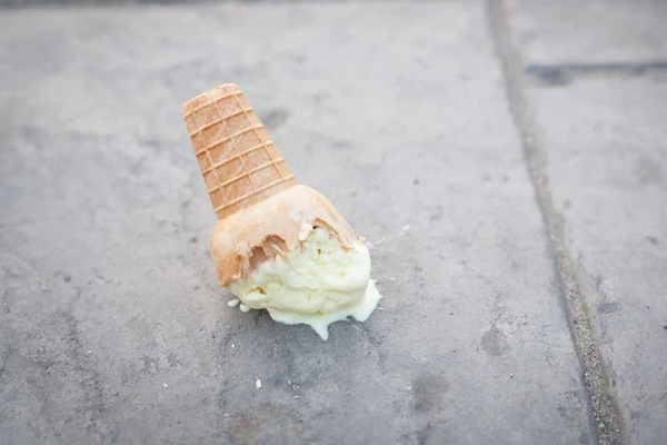 Cứ tưởng rơi đồ ăn xuống đất lập tức nhặt lên thì không sao, xem clip bóc trần sự thật ngay sau đó nhiều người phải thốt lên kinh hoàng-1